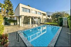 Ascona: in the vicinity of the Golf Club, modern & spacious villa with outdoor pool for s