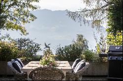 Oasis in the countryside with panoramic views.