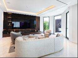 Contemporary Palm Jumeirah Beachfront Villa