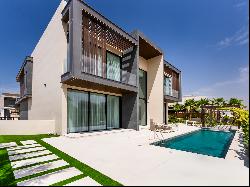 Luxurious Dubai Hills Villa with Golf Views