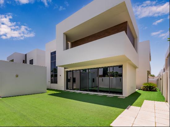 Charming Five-Bedroom Villa on Yas Island