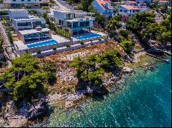 WATERFRONT VILLA FOR SALE WITH DIRECT ACCESS TO THE BEACH - SPLIT