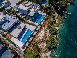 WATERFRONT VILLA FOR SALE WITH DIRECT ACCESS TO THE BEACH - SPLIT