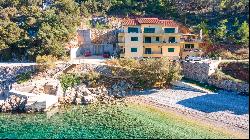 HOUSE WITH 11 APARTMENTS WITH A PROJECT FOR A BOUTIQUE HOTEL - ISLAND OF HVAR