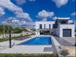 MODERN HOME WITH POOL NEAR PULA