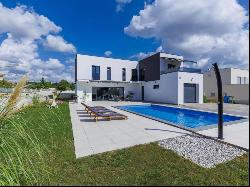 MODERN HOME WITH POOL NEAR PULA