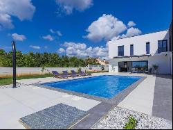 MODERN HOME WITH POOL NEAR PULA