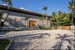 Beachfront Luxury Retreat: Contemporary Villa with Stunning Views and Unrivaled Amenities