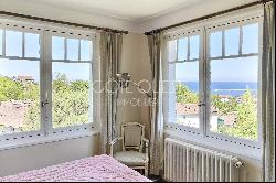 CIBOURE - A VILLA ENJOYING AN OCEAN VIEW