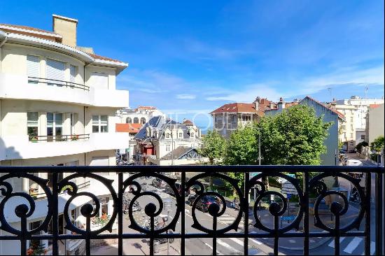 BIARRITZ - AN APARTMENT ENJOYING A GLIMPSE OF THE OCEAN