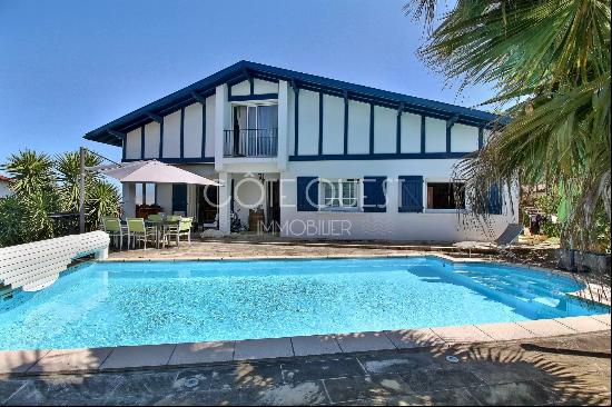 CIBOURE - A TOWN HOUSE WITH A SWIMMING POOL