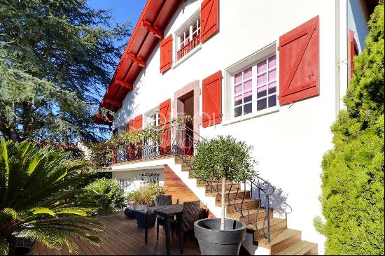 ANGLET, JUST NEXT TO BIARRITZ - A 6-BED PROPERTY WITH A GARDEN