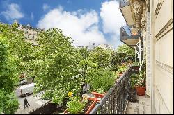 Paris 16th District – A sunny apartment oozing with period charm.