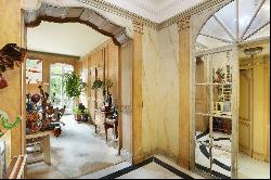 Paris 16th District – A sunny apartment oozing with period charm.