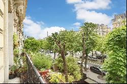 Paris 16th District – A sunny apartment oozing with period charm.