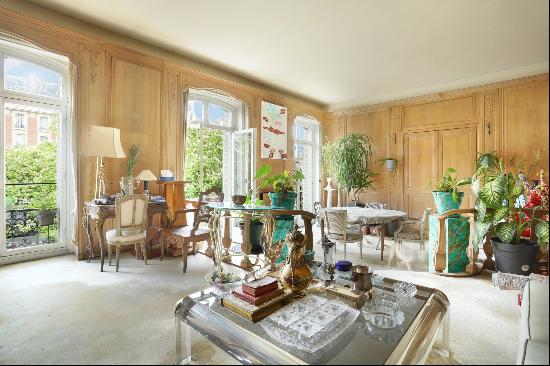 Paris 16th District – A sunny apartment oozing with period charm.