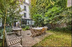 Paris 16th District - A magnificent private mansion in a prime location