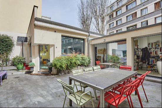 Boulogne - A family property with a landscaped courtyard