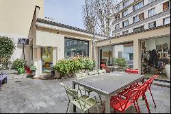 Boulogne - A family property with a landscaped courtyard