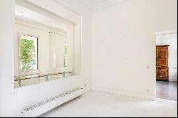 Neuilly-sur Seine  - A superb apartment with a garden