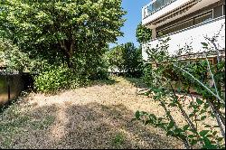 Neuilly-sur-Seine  -  A split-level apartment with a garden