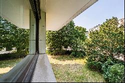 Neuilly-sur-Seine  -  A split-level apartment with a garden