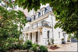 Neuilly-sur-Seine – An exceptional Hotel Particulier with a fully south-facing garden.