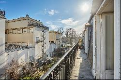 Paris 16th District – A 4/5 bed apartment with a balcony