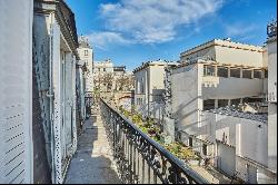 Paris 16th District – A 4/5 bed apartment with a balcony