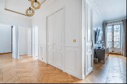 Paris 6th District - A renovated 3-bed apartment