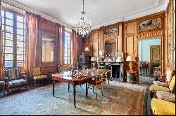 1h15 from Paris. A listed Louis XV style private mansion in perfect condition Set in leaf