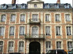 1h15 from Paris. A listed Louis XV style private mansion in perfect condition Set in leaf