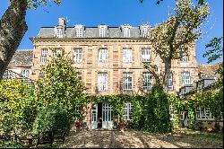 1h15 from Paris. A listed Louis XV style private mansion in perfect condition Set in leaf