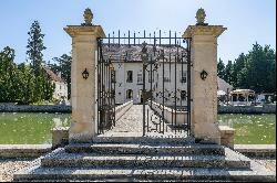 Auxerre – A magnificent 18th century château surrounded by water and set in 5.5 hectares 