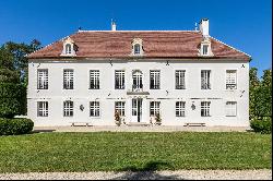 Auxerre – A magnificent 18th century château surrounded by water and set in 5.5 hectares 