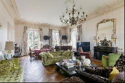 Normandy, 1h20 from Paris. A superb period mansion set in about 6500 sqm of grounds. Grea