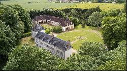 Near Joigny - A delightful 18th century chateau and farmhouse in 6 hectares