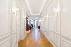 Paris 8th District – A meticulously renovated 4-bed apartment