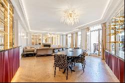 Paris 8th District – A meticulously renovated 4-bed apartment