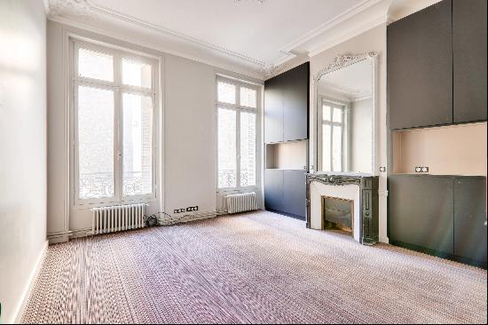 Paris 8th District - A spacious apartment with great potential