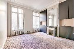 Paris 8th District – A spacious apartment with great potential