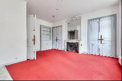 Paris 8th District – A spacious apartment with great potential