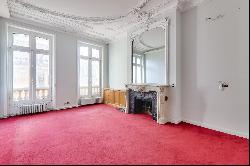 Paris 8th District – A spacious apartment with great potential