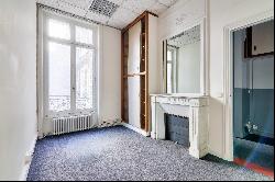 Paris 8th District – A spacious apartment with great potential