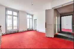 Paris 8th District – A spacious apartment with great potential