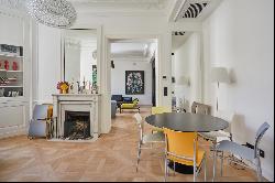 Paris 7th District – A renovated pied a terre