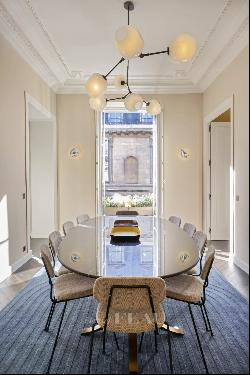 Paris 1st District - An elegant 3/4 bed apartment