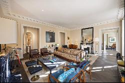 Paris 1st District - An elegant 3/4 bed apartment