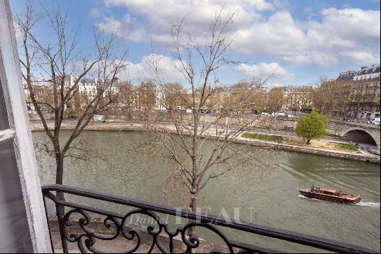 Paris 4th District - A prestigious split-level apartment