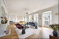 Paris 10th District - A meticulously renovated 6-room apartment